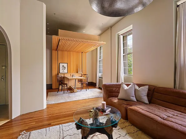 207 W 21st St #3F, New York, NY 10011