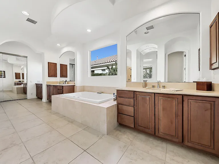 51075 Marbella Ct — Photo 40