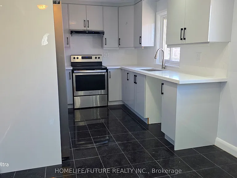 37 Miramar Cres #UPPER — Photo 3