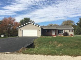 215 Tamarack Dr, Dixon, IL 61021