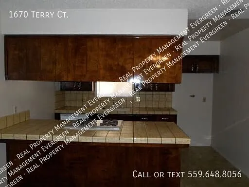 1670 Terry Ct — Photo 3
