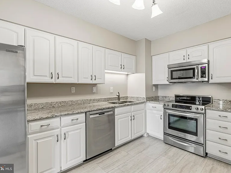 400 Madison St #310 — Photo 15
