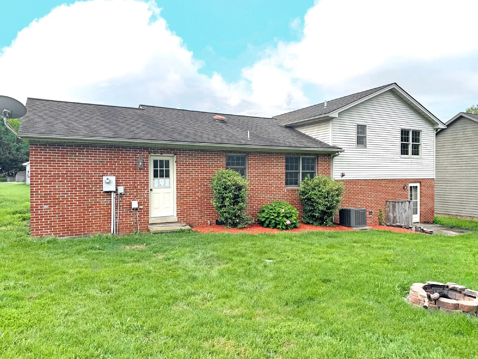 3 bed, 2.5 bath, 1966 sqft, $2,195 — Photo 2