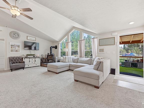 2nd image of 17 Mountain Meadow Rd