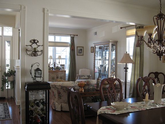 INING RM. OVERLOOKING  LR & ENTRY, CROWN MOLDING & TRIM, HARDWD. FLOOR
