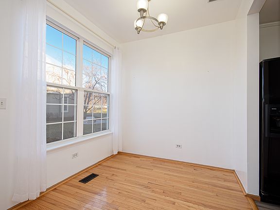 4th image of 2976 White Thorn Cir