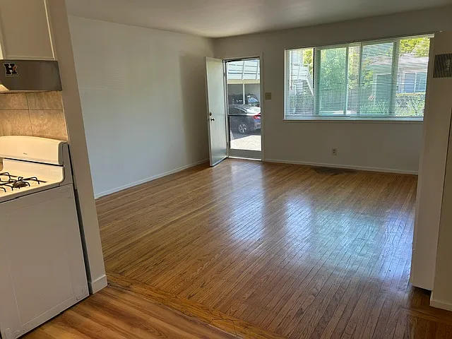 23 Redwood Ave — Photo 3