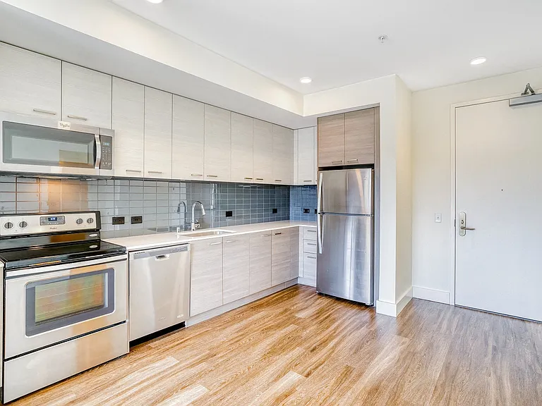 Glass tile backsplashes