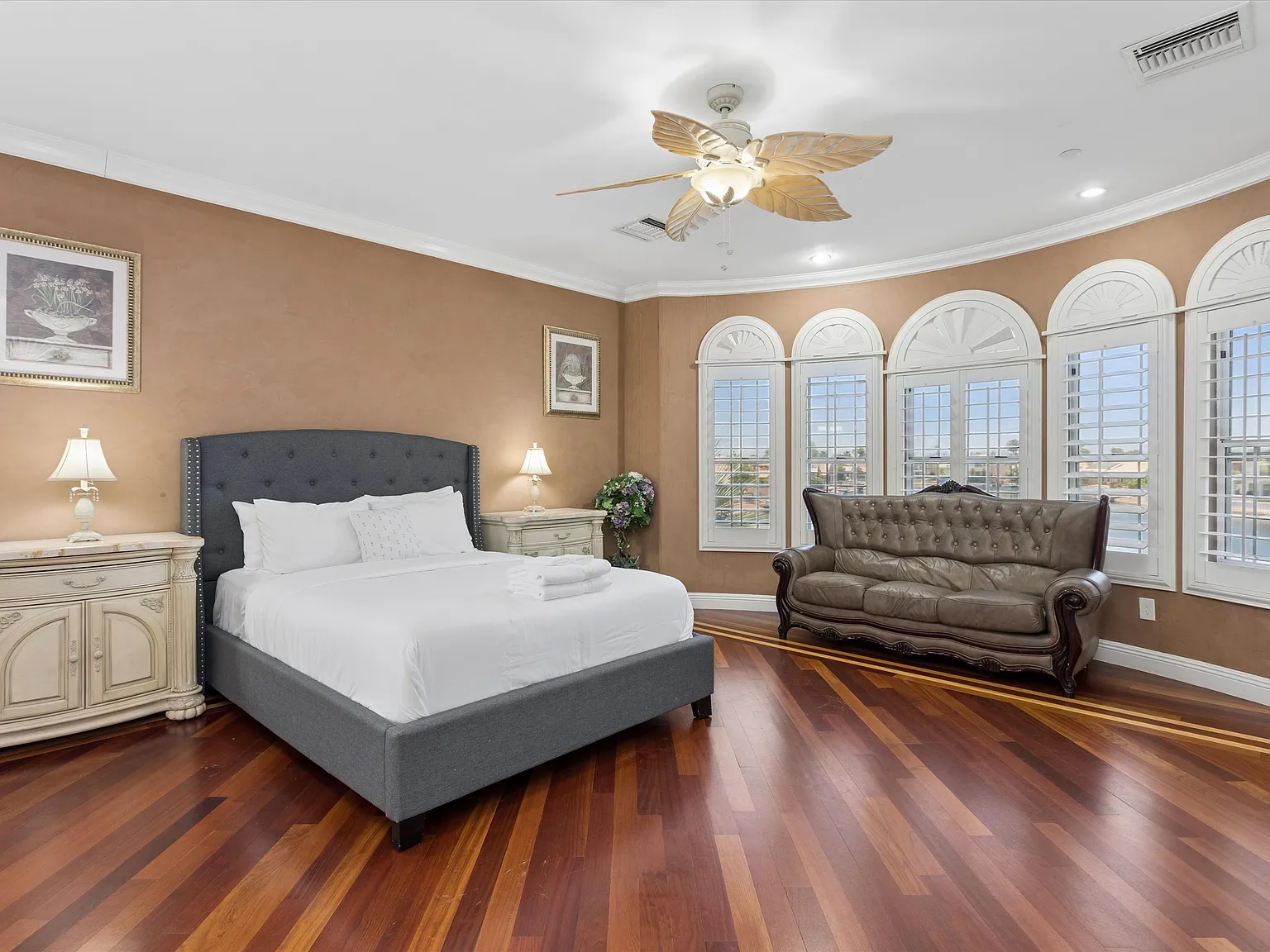 9 bed, 4.5 bath, 4048 sqft, $9,950 — Photo 4