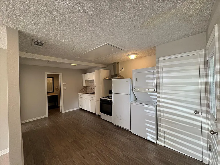 400 S Poplar St — Photo 6