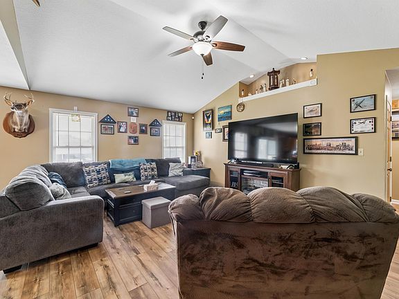 3rd image of 1205 Woods Dr