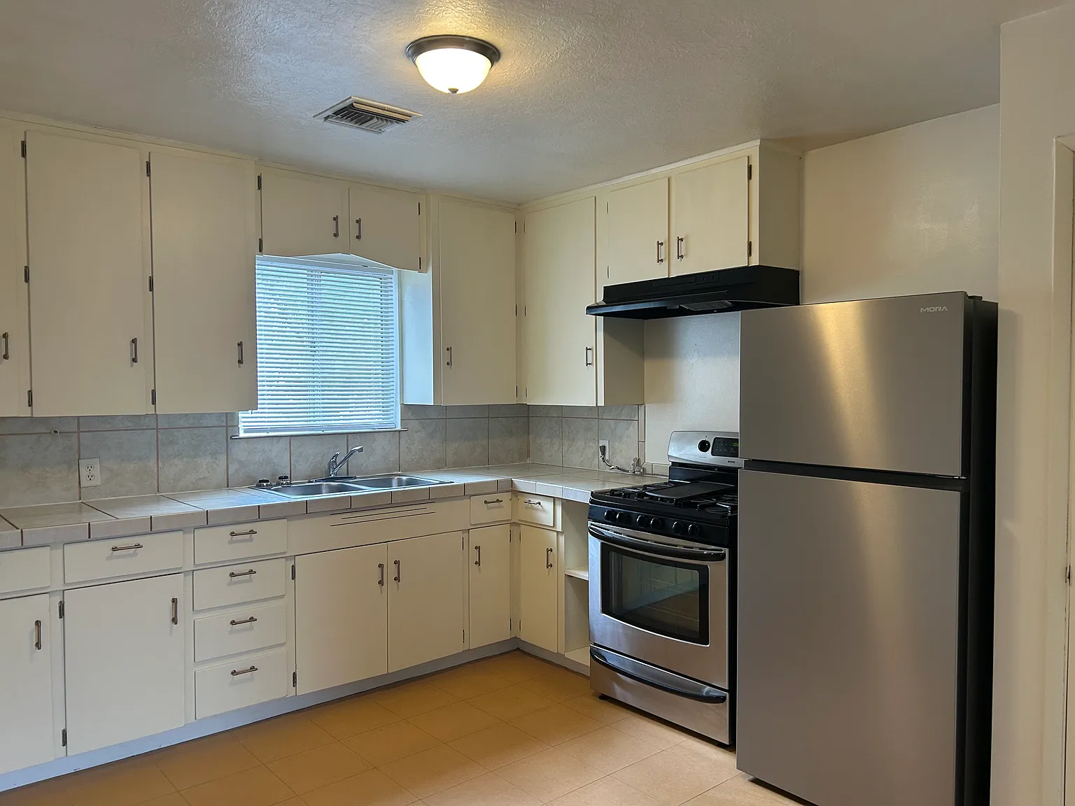 3 bed, 1014 sqft, $2,200 — Photo 2