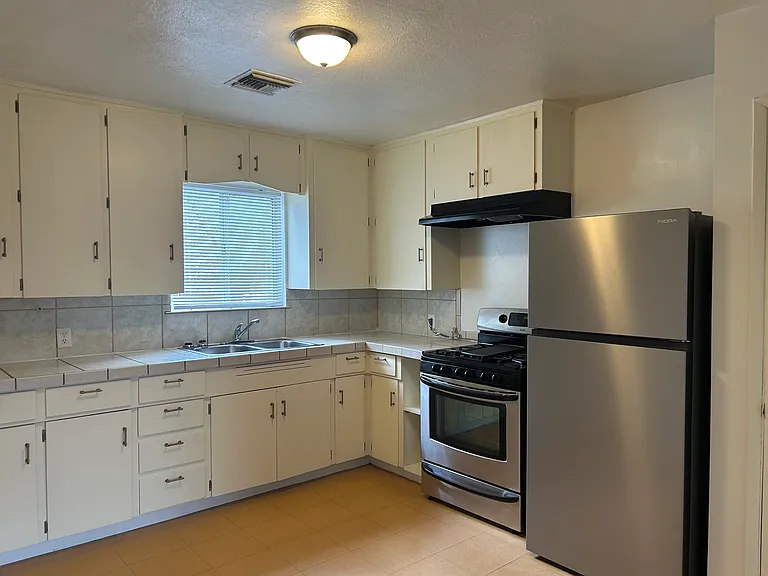907 Jovian Dr — Photo 2