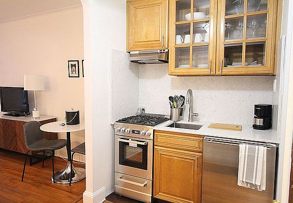 4th image of 237 E 54th St APT 4C