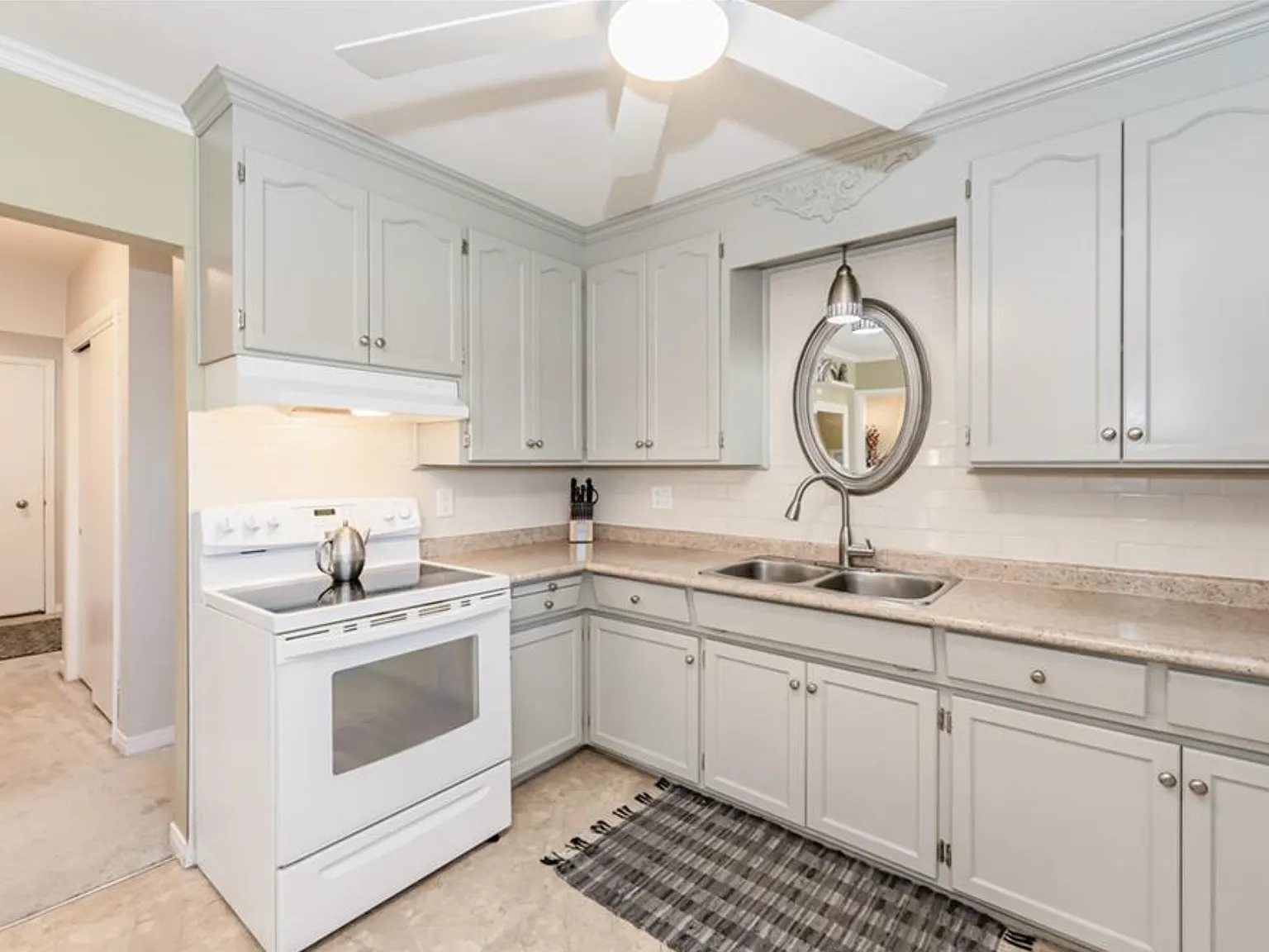 3 bed, 1.5 bath, 1180 sqft, $2,300 — Photo 4