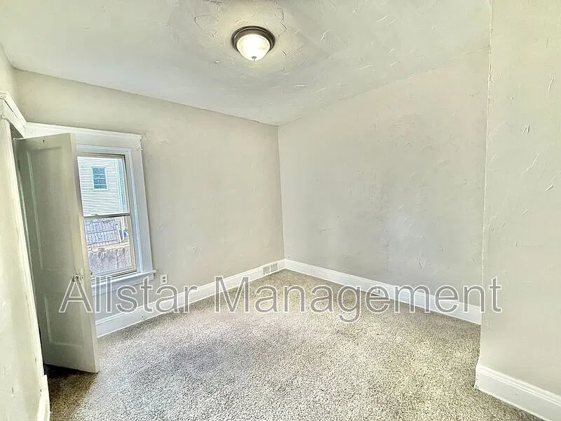 2 bed, 1.0 bath, 1000 sqft, $1,000 — Photo 3