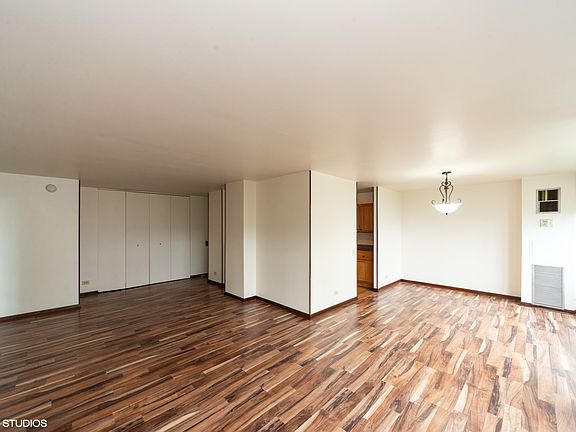 3rd image of 4800 S Lake Park Ave APT 1106