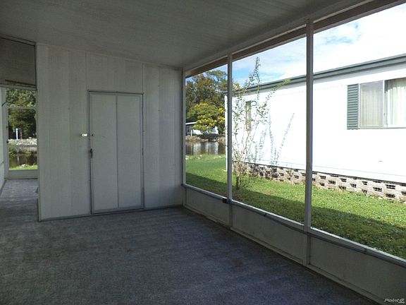 SIDE SCREEN ROOM