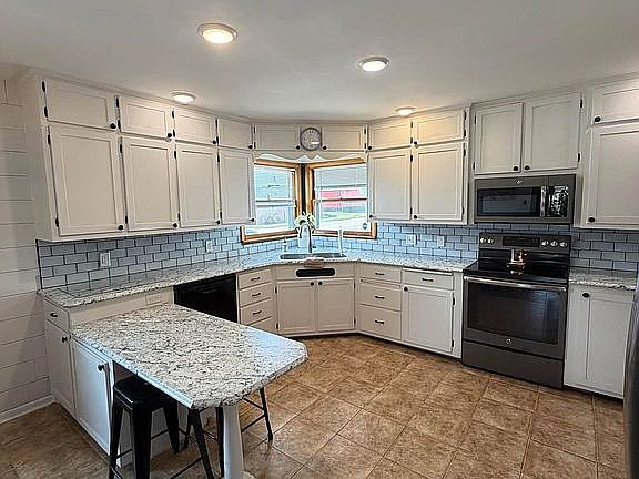 3rd image of 102 W Head St