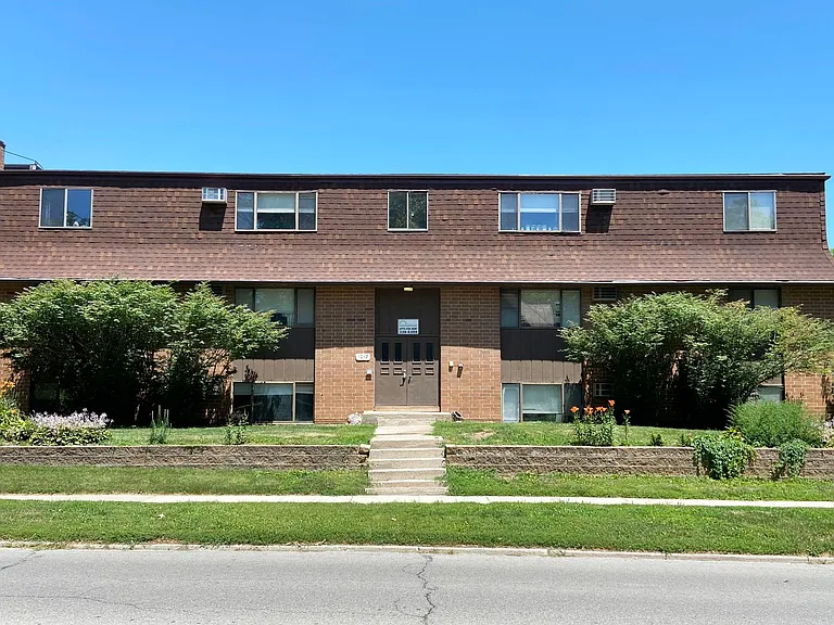 1012 E Burlington St — Photo 4