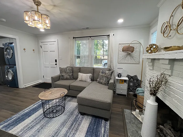 1237 Millerwood Dr — Photo 3