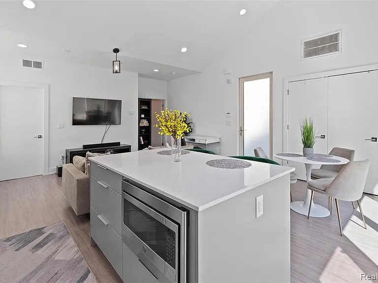 2820 John R St — Photo 8