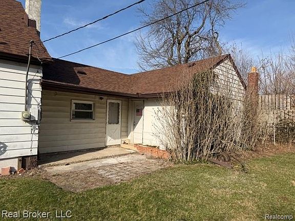 5th image of 30221 Maplewood St