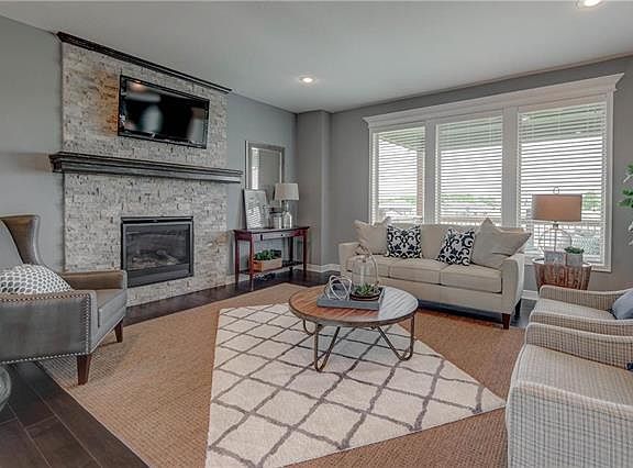 3rd image of 1005 NE Copperwood Dr