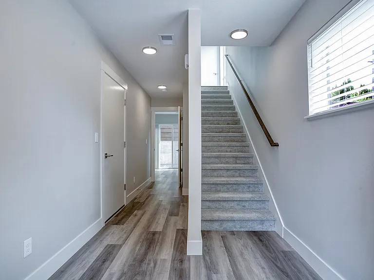 5719 SE 18th Ave — Photo 2