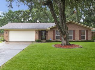 2706 Walton Dr, Ocean Springs, MS 39564