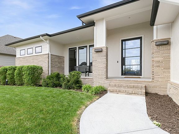 3rd image of 1525 N Shadow Rock Dr