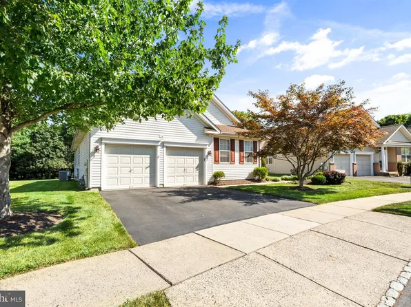 24 Tupelo Ln, Langhorne, PA 19047