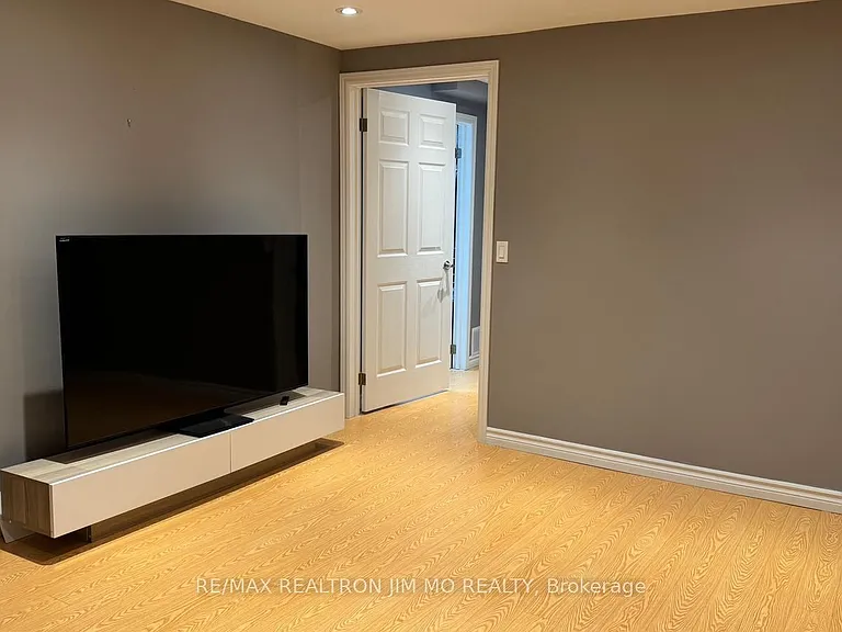50 Reginald Cres #BASEMENT — Photo 2