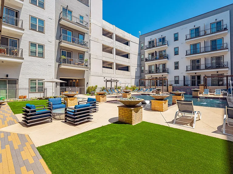 Rivera on Broadway Apartments — Photo 40
