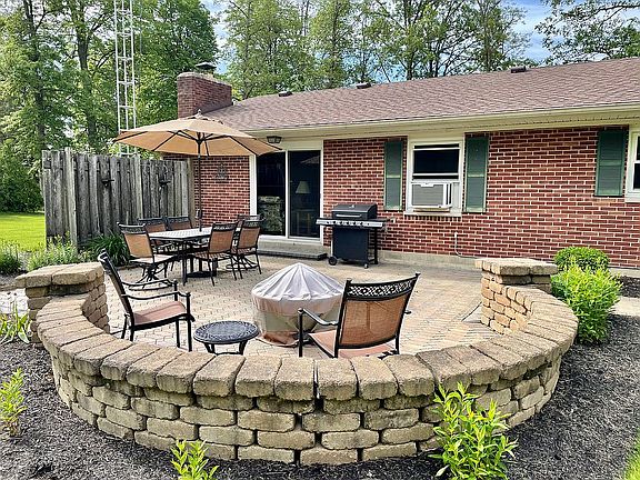 Decorative retaining wall