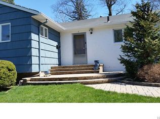 2 Park Ln, Nanuet, NY 10954