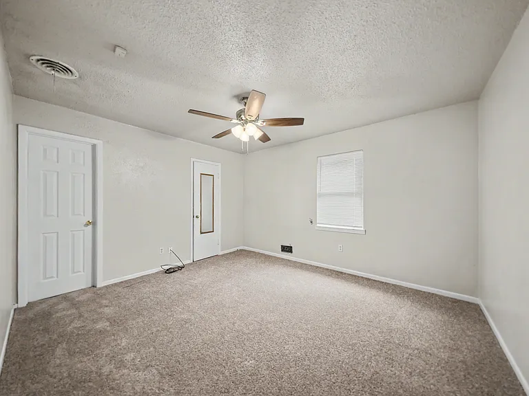 307 Oak St — Photo 16