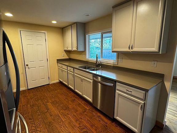 4th image of 2965 Ferry St