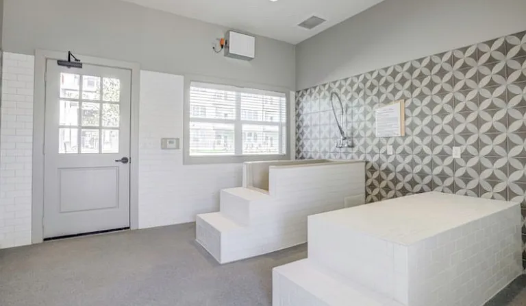E Parmer Ln — Photo 9