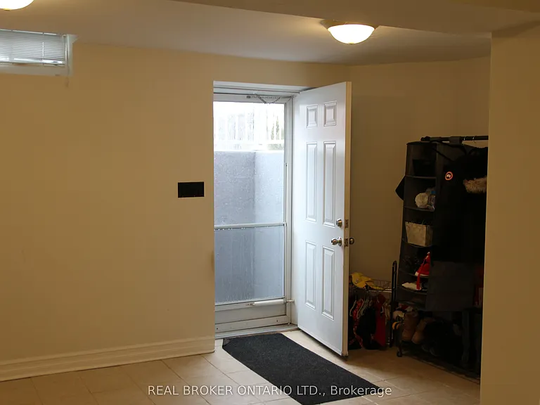 18 Tracie Ct — Photo 5