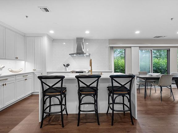 2nd image of 391 Kelburn Rd APT 114