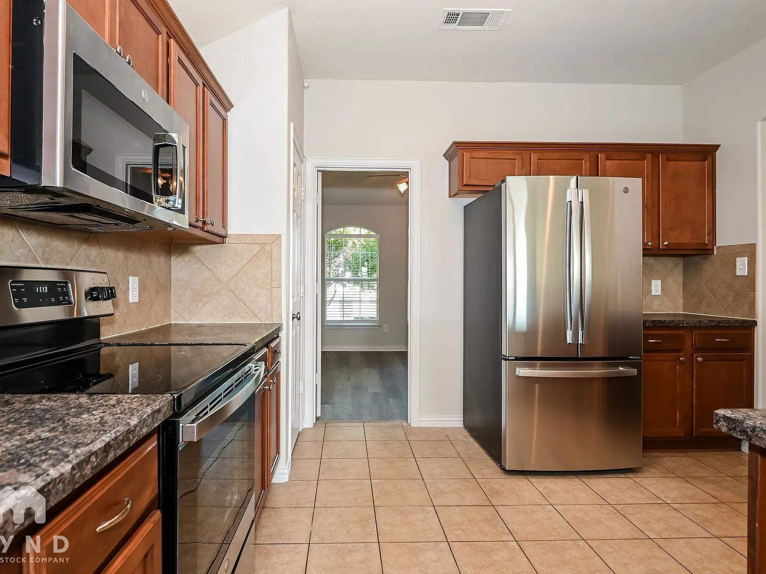 3 bed, 2.0 bath, 1804 sqft, $2,145 — Photo 2