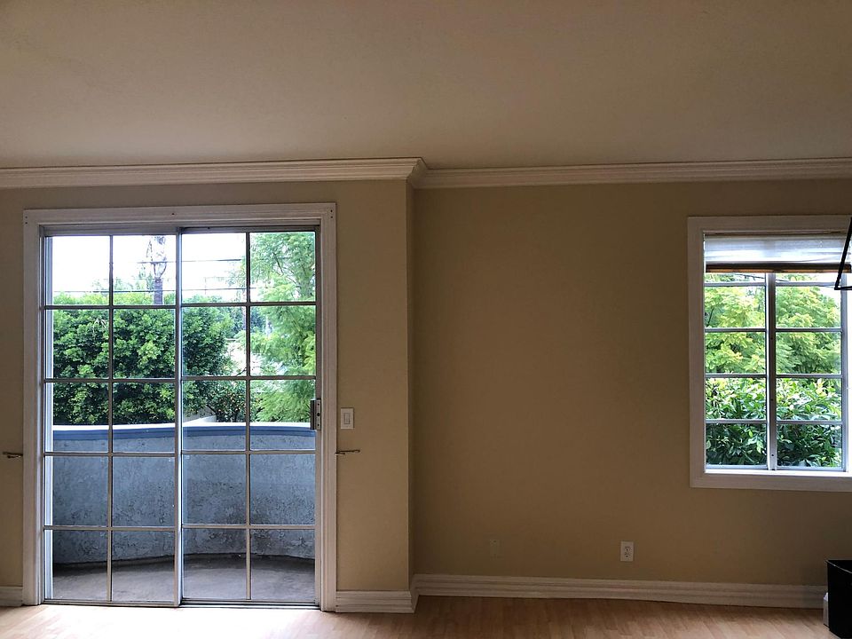 LIVING / DINING ROOM