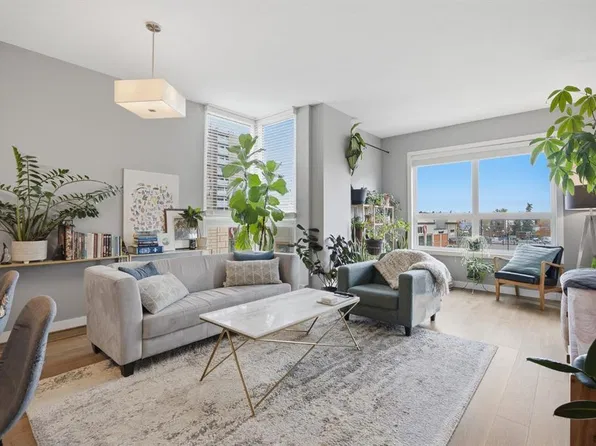 1110 S 3rd Ave NW #303, Calgary, AB T2N 4J3