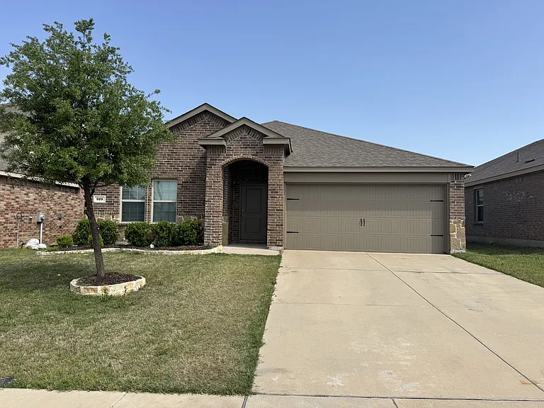929 Alton Dr — Photo 1