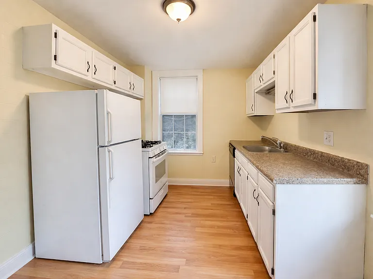 1130B Washington St — Photo 2