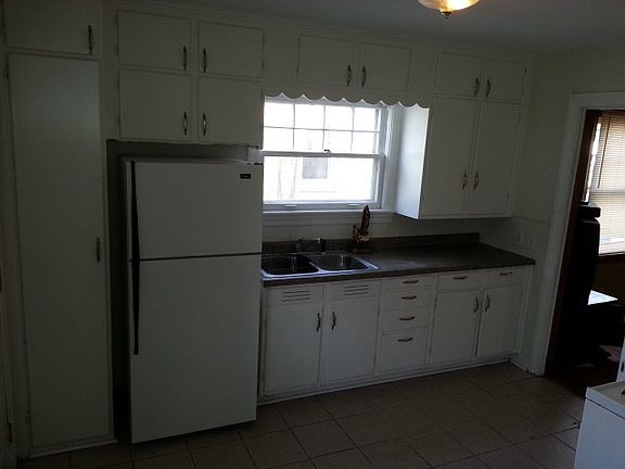 3rd image of 2907 Gladstone Ave
