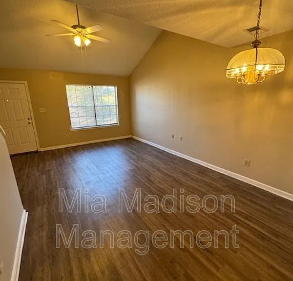 141 Hunt Club Ct — Photo 3