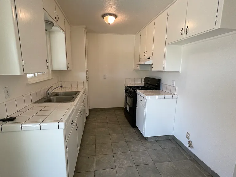 913 Banyan Dr — Photo 3
