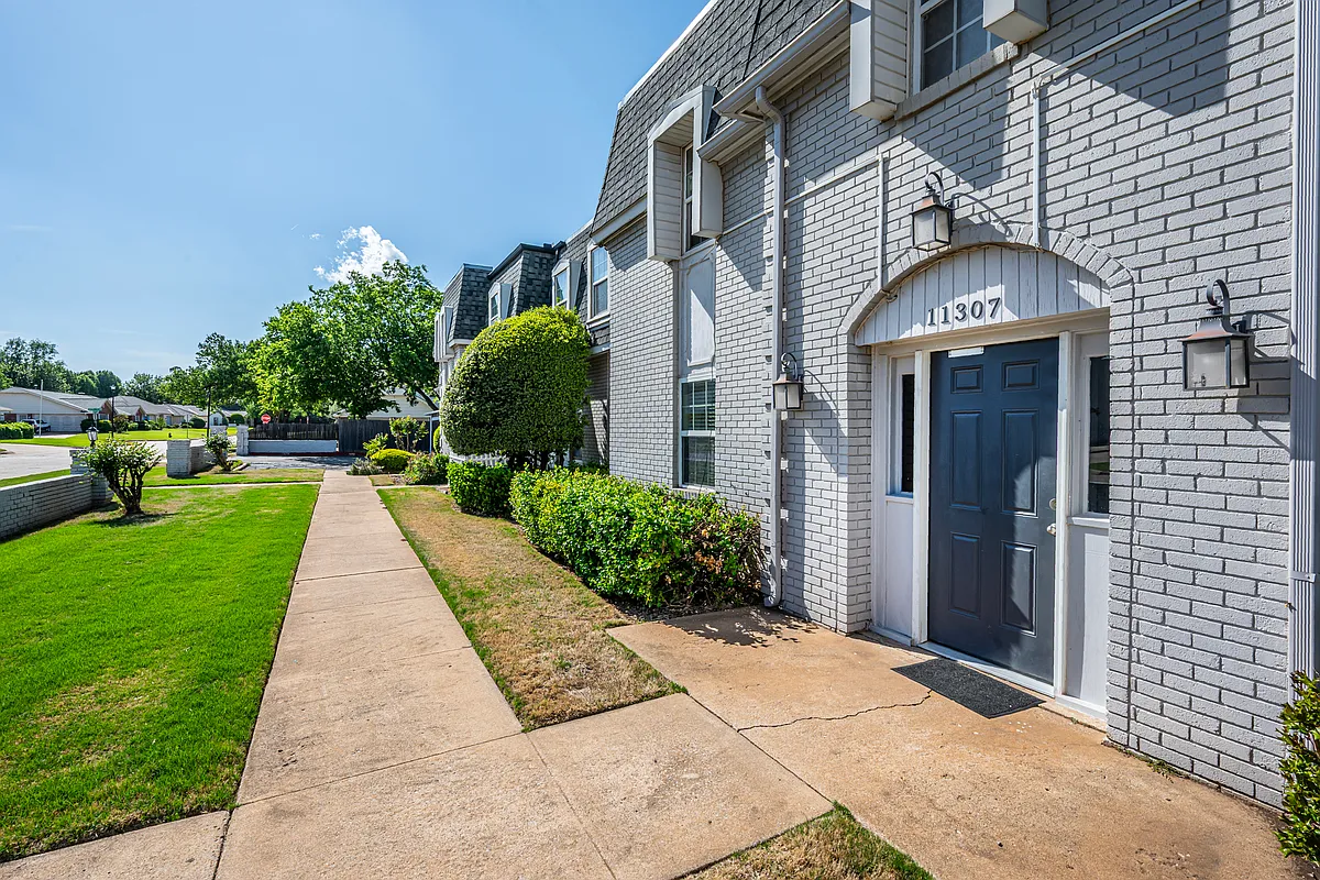 Building Photo - 11307 N May Ave #D